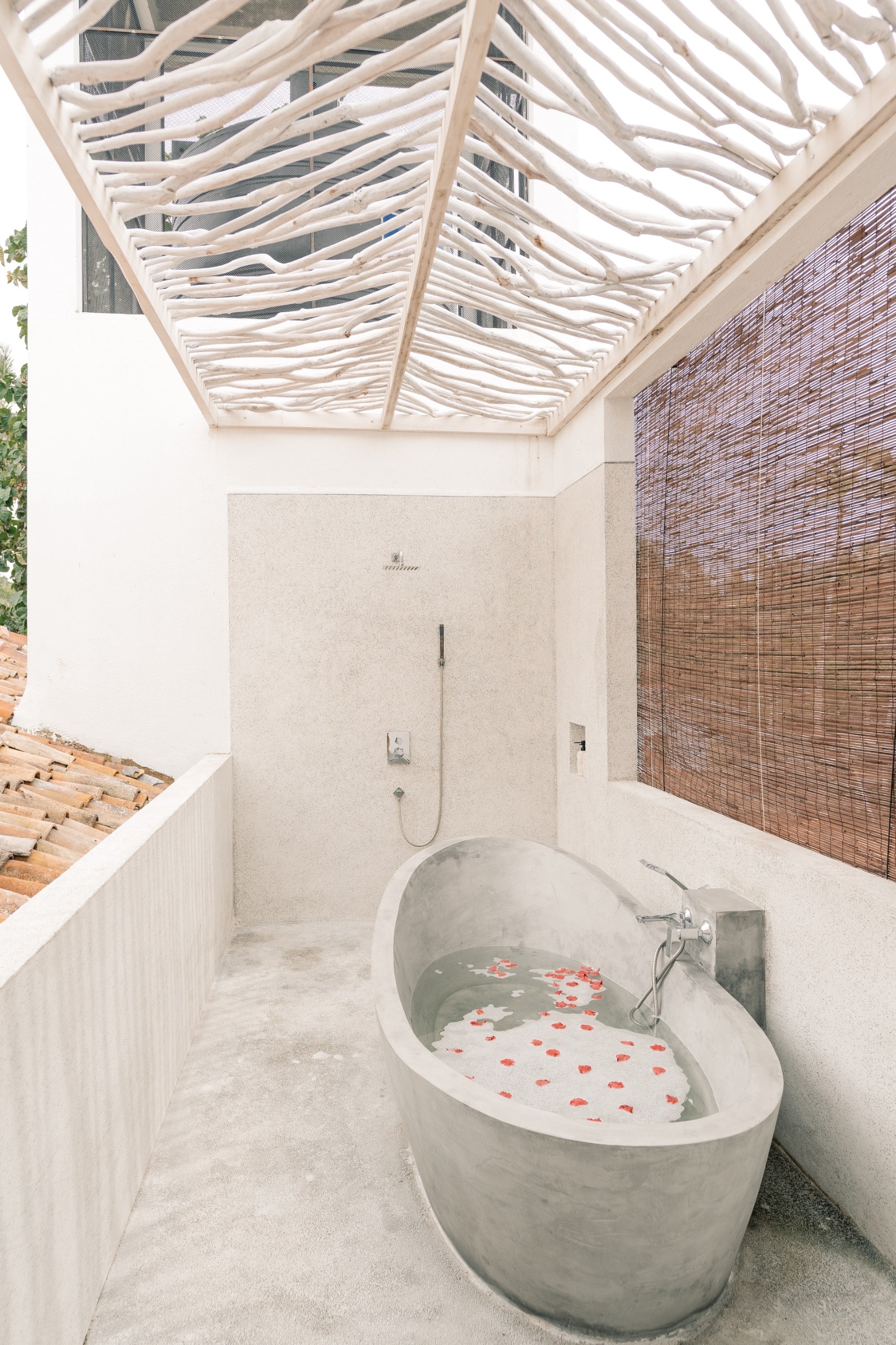 Outdoor soaking tub at Villa Oura Spirit, Sri Lanka